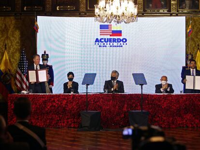 Firma del acuerdo entre Estados Unidos y Ecuador, en Quito, el 8 de diciembre.
