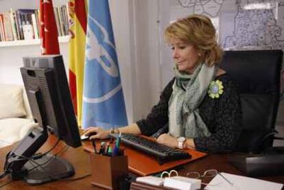 La presidenta de la Comunidad, Esperanza Aguirre, responde a las preguntas de la entrevista digital.