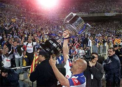 Movilla, con la copa en la mano, celebra la victoria con la aficiópn zaragocista.