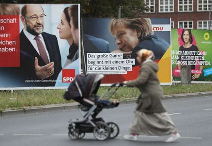 Propaganda electoral en una calle de Berlín con tres de los candidatos que se presentan a la elecciones de este domingo.