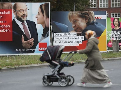 Propaganda electoral en una calle de Berlín con tres de los candidatos que se presentan a la elecciones de este domingo.