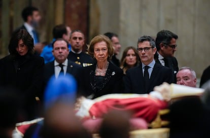 La reina emérita, doña Sofía, acompañada por el ministro de la Presidencia, Félix Bolaños, este miércoles en la capilla ardiente de Benedicto XVI, en Roma.