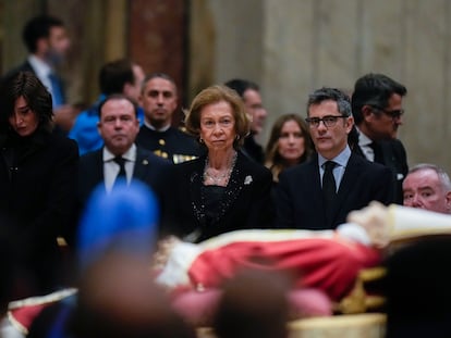 La reina emérita, doña Sofía, acompañada por el ministro de la Presidencia, Félix Bolaños, este miércoles en la capilla ardiente de Benedicto XVI, en Roma.