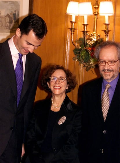 La periodista Sol Alameda, acompañada del principe Felipe y de su marido, el director de cine Emilio Martínez Lázaro, en una foto de archivo de 2002