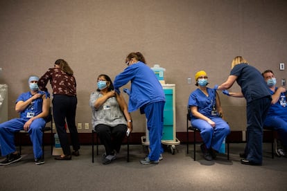 Trabajadores de la salud reciben la vacuna Pfizer-BioNTech en Portland, Oregon, en diciembre de 2020.