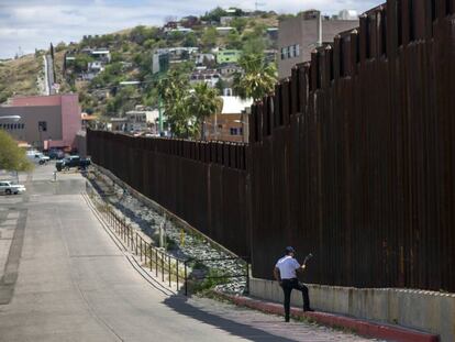 Un hombre en Estados Unidos habla el pasado sábado con su esposa al otro lado de la frontera en México