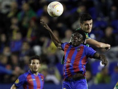 Martins y Marcano pugnan por un bal&oacute;n a&eacute;reo