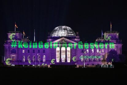 Protesta de Greenpeace la semana pasada con una imagen proyectada sobre el Reichstat en Berlín en la que se lee: "ningún dinero para ayer", en contra de las ayudas a la industria automovilística.