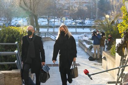 La expresidenta de la Comunidad de Madrid, Cristina Cifuentes, acompañada de su abogado, José Antonio Choclán, se dirige a la Audiencia Provincial de Madrid este lunes.