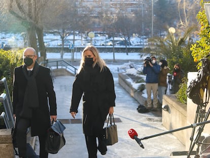 La expresidenta de la Comunidad de Madrid, Cristina Cifuentes, acompañada de su abogado, José Antonio Choclán, se dirige a la Audiencia Provincial de Madrid este lunes.