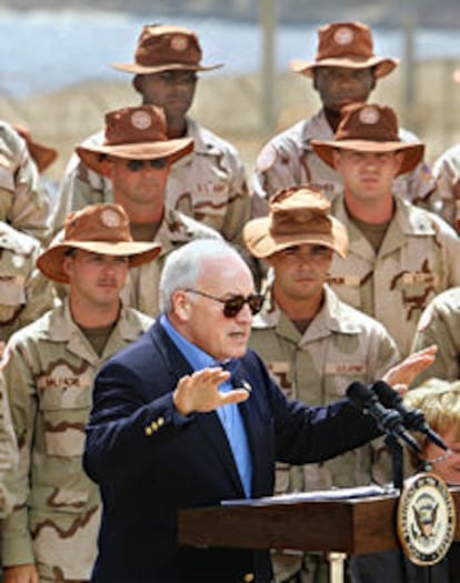 Cheney arenga a soldados estadounidenses en Sharm el Sheij (Egipto).