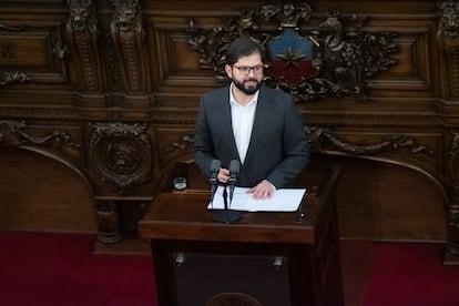 La ceremonia fue inaugurada por el presidente Gabriel Boric, quien en un discruso ha dicho: “Quienes pensamos distinto podemos ponernos de acuerdo cuando por el bien de la Patria se requiere. Esto es lo que la ciudadanía espera hoy, un proceso de colaboración en donde las distintas partes sean capaces de ceder cuando es necesario y de encontrar los puntos comunes en búsqueda de lo mejor para Chile”.