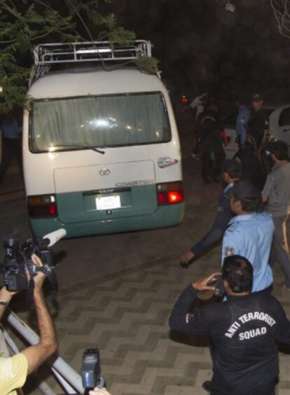 Un microbús se lleva a los Bin Laden al aeropuerto.