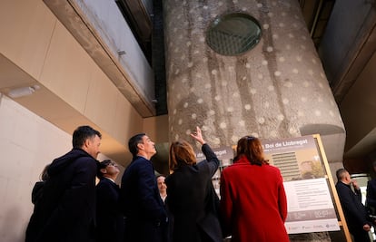 Pedro Snchez, acompa?ado del president Salvador Illa y, de espaldas, Llu?sa Moret, alcaldesa de Sant Boi y la consejera de Territori, Slvia Paneque.