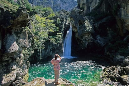 The most popular of the many walking routes in the Sierra de Cazorla nature reserve, the Cerrada de Elías-Nacimiento del Borosa-Laguna de Valdeazores, to give the 22-kilometer path its full name, passes through tunnels carved out of the rock face and offers spectacular scenery, plenty of water, and a rich variety of flora and fauna.