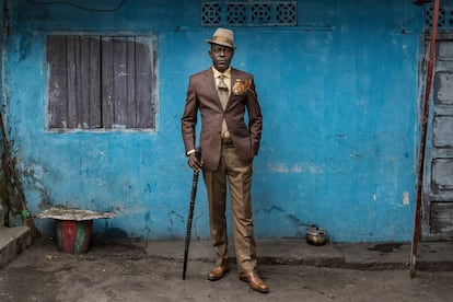 Basile Gandzion, gerente de recursos humanos de 51 años y </em>sapeur</em> durante 30, en Brazzaville, 2017. Viste traje de Jean Courcel, camisa y corbata de Christian Dior, sombrero de Foster, calcetines de Pierre Cardin y zapatos de Westbull.