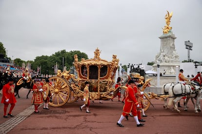 La carroza dorada de estado, en la que la reina ha viajado en alguna ocasión y que no ha dudado en calificar de "no muy cómoda", ha paseado por el centro de Londres para marcar los festejos por el Jubileo de Platino. No iba nadie en ella, pero sobre sus ventanas se ha proyectado la imagen de Isabel II.