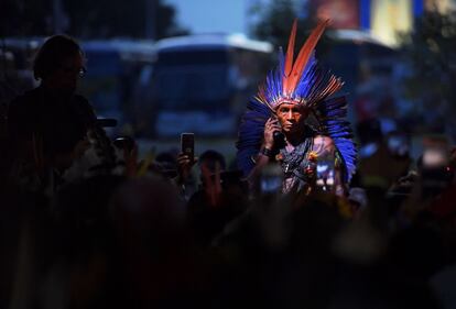 Un hombre indígena es fotografiado en un campamento de manifestantes indígenas en Brasilia (Brasil). Unas 2,000 personas indígenas de diferentes tribus participan en protestas durante la semana de Movilización Nacional Indígena (MNI, por sus siglas en inglés), que trata de abordar los problemas territoriales.