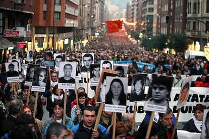 Familiares y amigos de presos etarras portan fotografías de éstos en la marcha de Bilbao.
