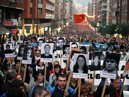 Familiares y amigos de presos etarras portan fotografías de éstos en la marcha de Bilbao.