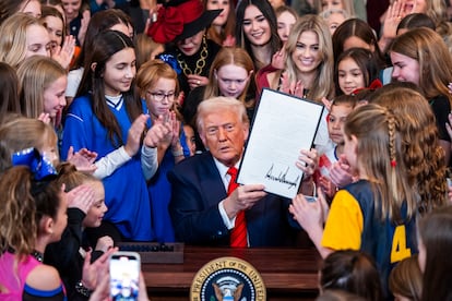 Donald Trump, en la sala Este de la Casa Blanca, con niñas, adolescentes y mujeres, en el acto de firma del decreto sobre deporte femenino, el pasado 5 de febrero.
