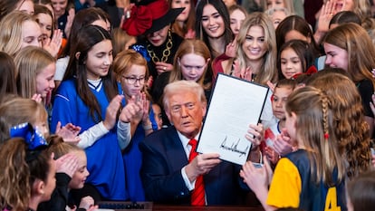 Donald Trump, cuando firmó su orden ejecutiva contra las atletas trans.