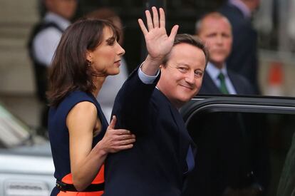 Samantha Cameron amb el seu marit, David Cameron, després del seu discurs a les portes del número 10 de Downing Street al centre de Londres, en el seu camí cap a dimitir davant la reina Isabel II.