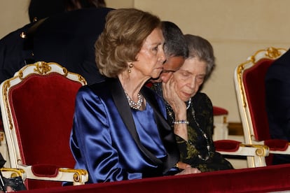 La reina emérita, acompañada de su hermana, en el palco del Teatro Real en el acto de entrega de los Premios BMW de Pintura, que presidió en Madrid el 13 de noviembre de 2023.