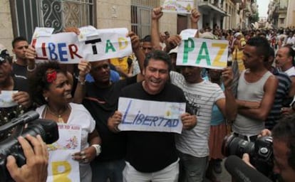 Un grupo de opositores políticos gritan consignas a favor de la libertad de los presos políticos durante la procesión por la festividad de la Virgen de la Caridad del Cobre, patrona de la isla, en La Habana, Cuba.