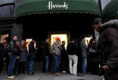 Clientes hacen fila esperando la apertura de los grandes almacenes Harrod's, al comienzo de las rebajas de invierno en Londres, Reino Unido. EFE/Archivo