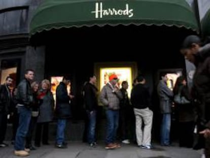 Clientes hacen fila esperando la apertura de los grandes almacenes Harrod's, al comienzo de las rebajas de invierno en Londres, Reino Unido. EFE/Archivo