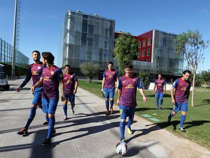 Futbolistas del Barcelona, en las instalaciones de la renovada Masia.