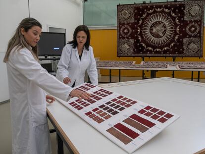 Técnicas y restauradoras del IAPH, junto a las  muestras ensayadas en laboratorio para alcanzar un nuevo tratamiento para los tejidos del palio de la Virgen del Valle.