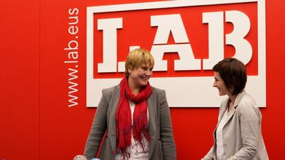 Ainhoa Etxaide, secretaria general de LAB, y Garbiñe Aranburu, en la comparecencia en la sede del sindicato en Bilbao.