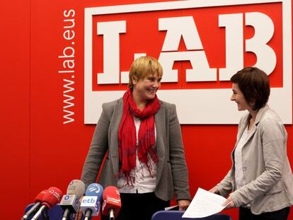 Ainhoa Etxaide, secretaria general de LAB, y Garbiñe Aranburu, en la comparecencia en la sede del sindicato en Bilbao.