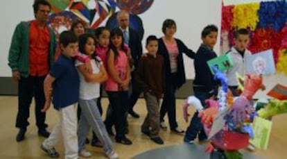 El director general del Guggenheim, Juan Ignacio Vidarte, acompaña ayer a los niños que participan en la exposición 'Aprendiendo a través del arte'.