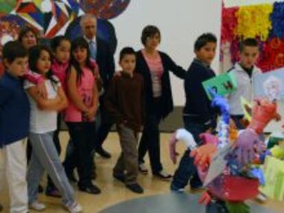 El director general del Guggenheim, Juan Ignacio Vidarte, acompaña ayer a los niños que participan en la exposición 'Aprendiendo a través del arte'.