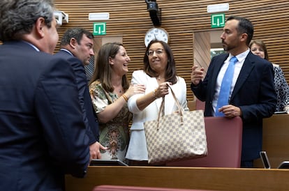 La portavoz de Vox en las Cortes Valencianas, Ana Vega, junto a la presidenta del parlamento valenciano, Llanos Massó, el pasado mes de junio.