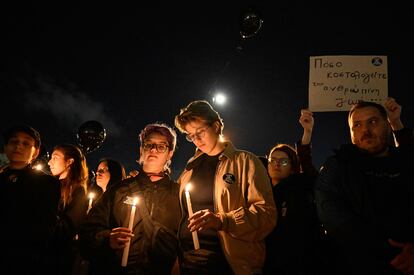 Manifestantes sostienen velas durante una protesta silenciosa frente al parlamento griego en Atenas, este viernes.