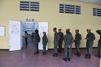 Miembros de la guardia presidencial venezolana hacen cola para votar en un colegio electoral de Caracas, el 20 de mayo de 2018.