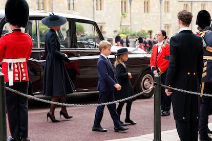 La princesa Kate Middleton llega junto a sus hijos los príncipes de Gales, Jorge y Carlota, al castillo de Windsor para el entierro de la reina Isabel II. 