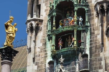 El estilo neogótico del Ayuntamiento Nuevo de Múnich (Neues Rathaus), en la Marienplatz, lo convierte en una de las edificaciones más bellas de la ciudad. Aunque la construcción tiene más de un siglo de historia, el calificativo ‘nuevo’ se debe a que anteriormente el gobierno municipal se asentaba en otro edificio. La torre principal, a la cual se puede subir, cuenta con un carillón con figuras a tamaño real. A las once y doce de la mañana, y también a las cinco de la tarde durante los meses más cálidos, los personajes bailan representando varios episodios de la historia de Múnich. Principalmente, se narra la boda entre Herzog Wilhelm y Renate de Lorena, en 1568, el torneo entre caballeros celebrado para la ocasión y el festejo del final de la epidemia de la peste.