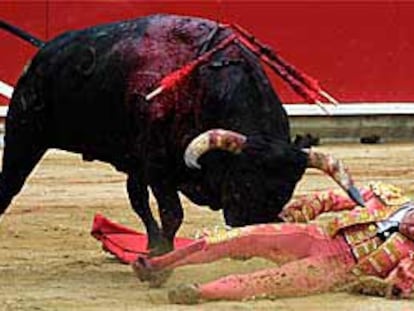 Juan José Padilla resultó cogido al entrar a matar a su primer toro y recibió una cornada muy grave en el cuello.