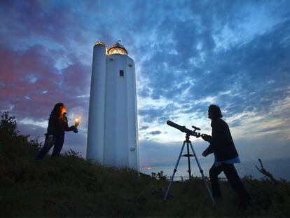 El faro de Gorliz (un proyecto de Mariano Navas y Enrique Martínez Tercero, terminado en 1992) se sitúa en el vizcaíno cabo Villano, al que se accede por una carretera peatonal de dos kilómetros.