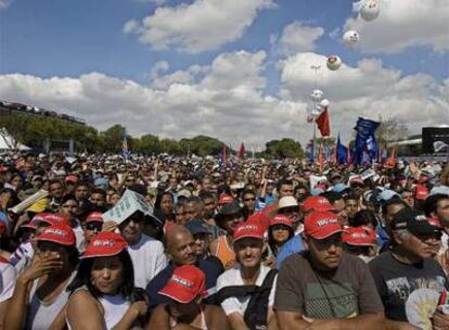 Miles de personas participanen la conmemoración del Día Internacional del Trabajo, organizada por la Fuerza Sindical en Sao Paulo (Brasil). El evento ha contado con 30 presentaciones musicales, el sorteo de 20 coches cero kilómetros y actos políticos con dirigentes sindicales.