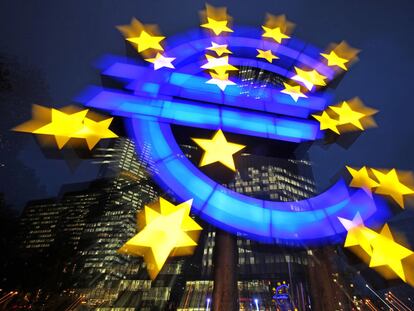 Escultura con la imagen del euro en la sede del Banco Central Europeo en Fráncfort.