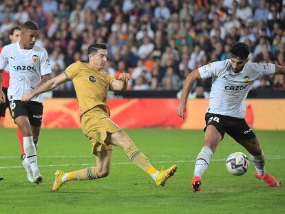 Robert Lewandowski remata en una jugada del partido entre el Valencia y el Barcelona.