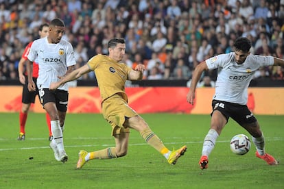 Robert Lewandowski remata en una jugada del partido entre el Valencia y el Barcelona.