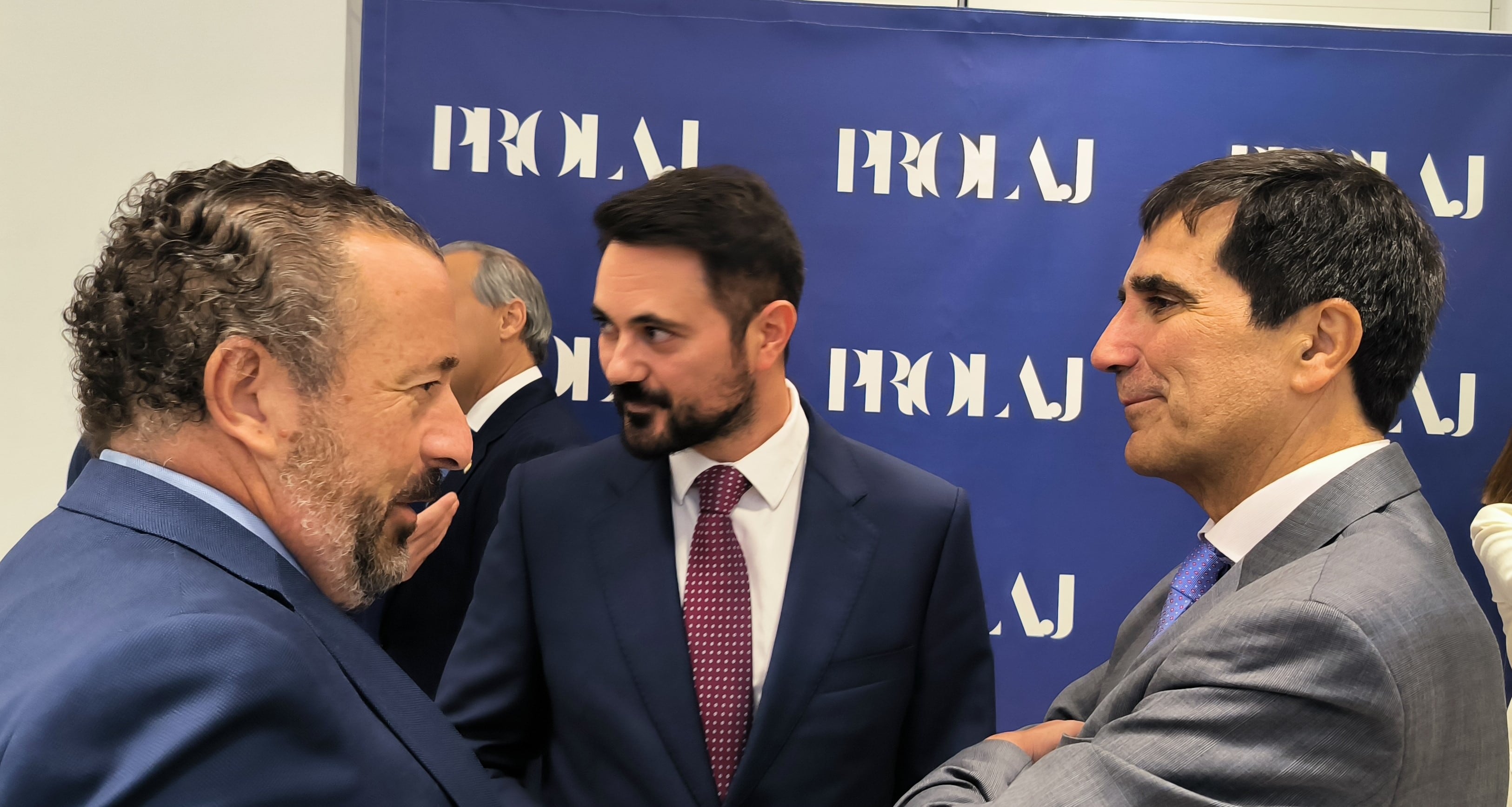 En el centro de la foto, Alejandro Asensio Muñoz, presidente de PROLAJ. A la izq., Alberto García Barrenechea, secretario del CGPE y decano del Colegio de Procuradores de Madrid. A la dcha. Antonio del Moral, magistrado del Tribunal Supremo.