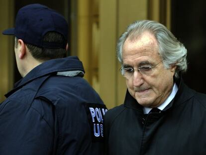Bernard Madoff abandona el Tribunal Federal en enero de 2009.